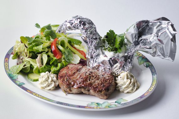 Steak mit Ofenkartoffel und Salat